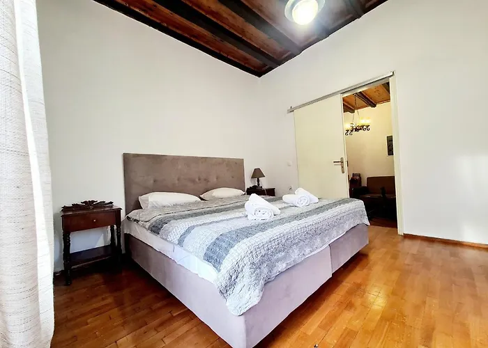 Cosmos Old Town شقة